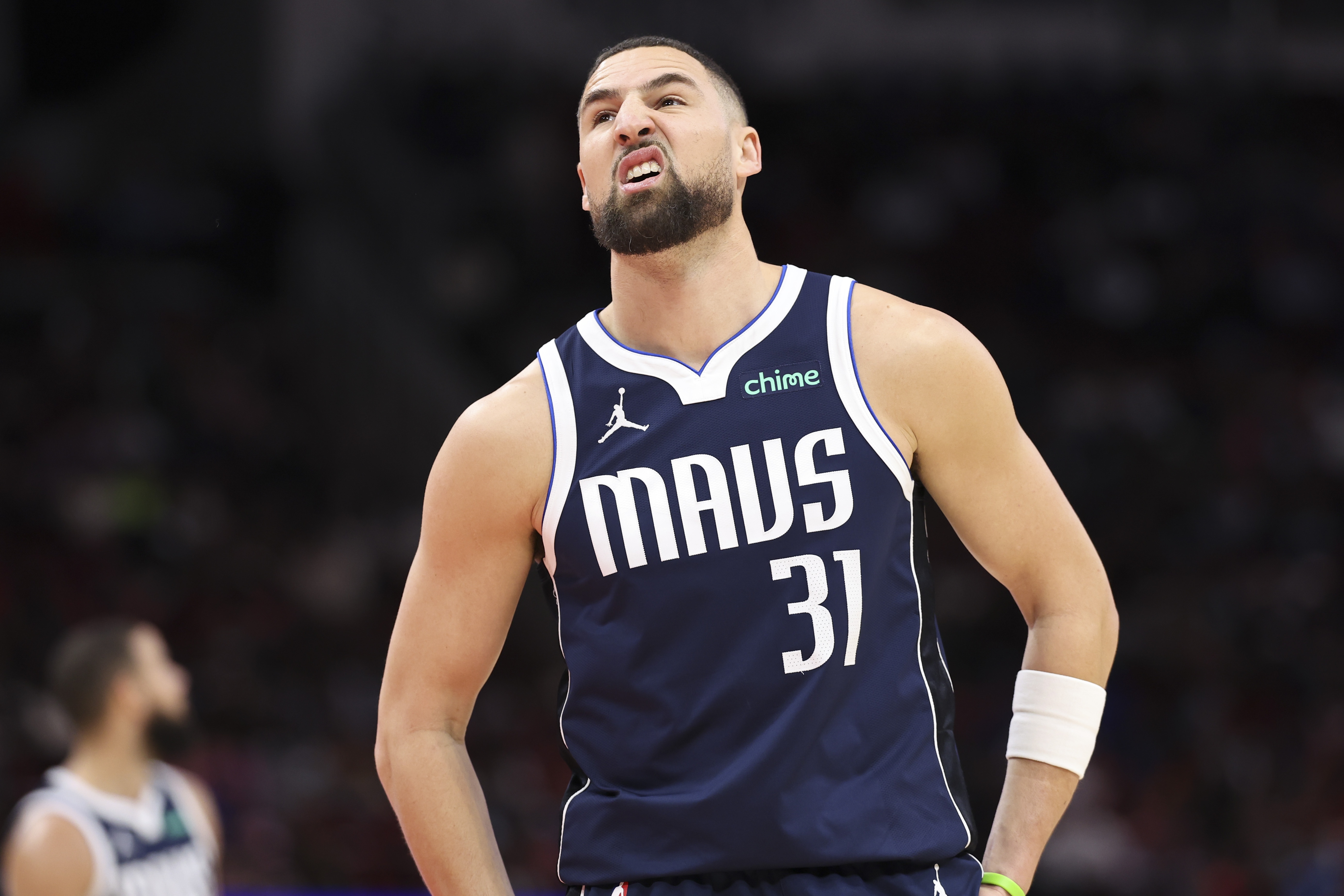 开云体育-佛光照不出来了!克莱替补16分钟手感冰凉11投仅3中&三分5中0