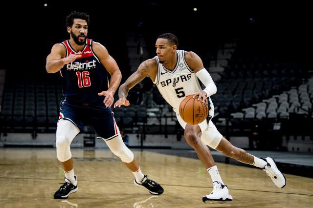 开云体育官网-穆雷带伤作战迎里程碑 砍下三双助马刺结束连败