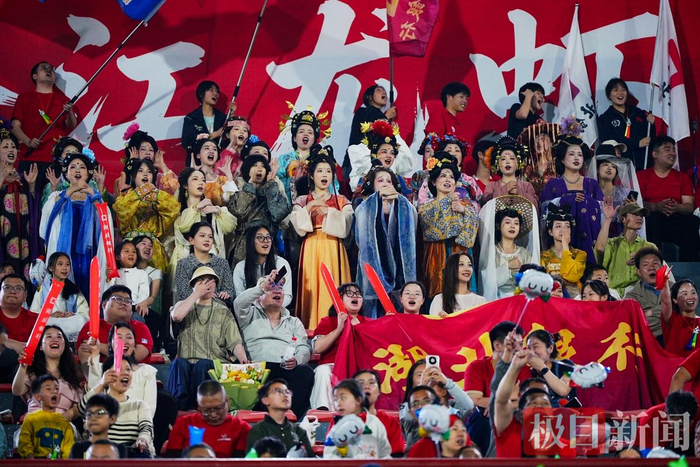 开云-潜江赛场内外皆精彩：来看一场球，爱上一座城|楚超|体育场|潜江中学体育场|足球联赛|揭幕战_新浪体育_新浪新闻
